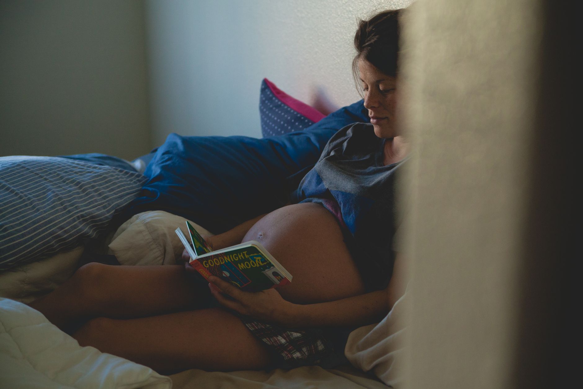 a mother gently breathing in steam from a bowl of hot water while a baby rests nearby, illustrating a safe, non‑medicinal method to ease congestion during pregnancy