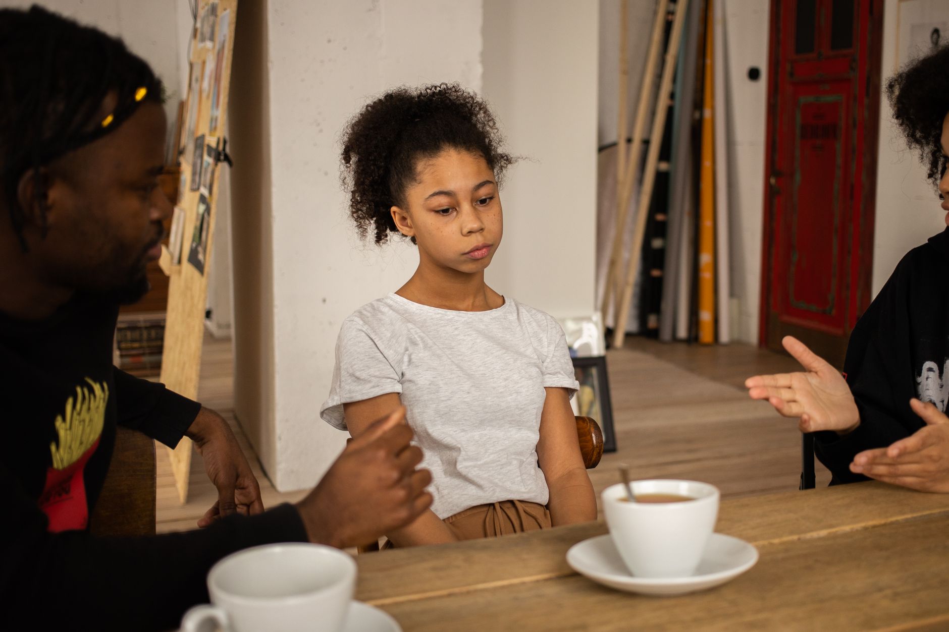 A woman confidently talking to her parents over coffee, discussing her decision to become a single mom by choice.