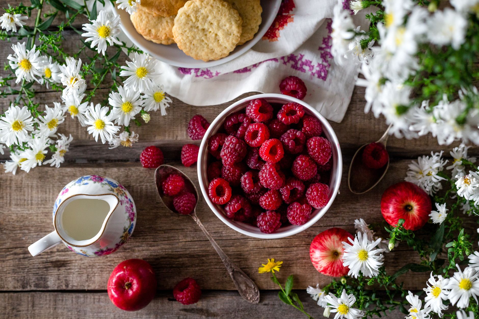 Close‑up of a glass of water and a small bowl of fresh berries on a wooden table, soft morning light, emphasizing hydration and healthy snacks for pregnant women