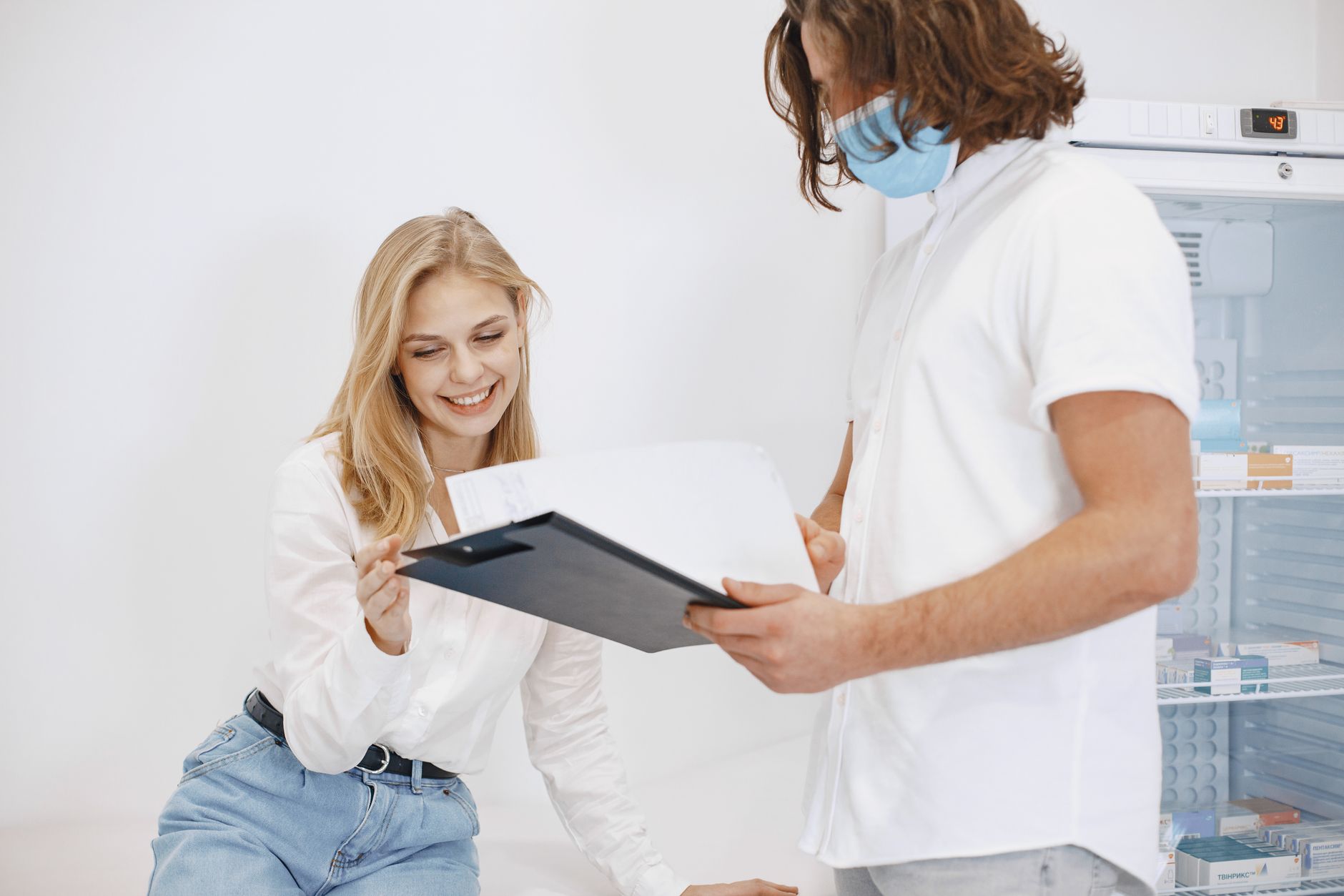 Doctor discussing vaccine safety with pregnant patient