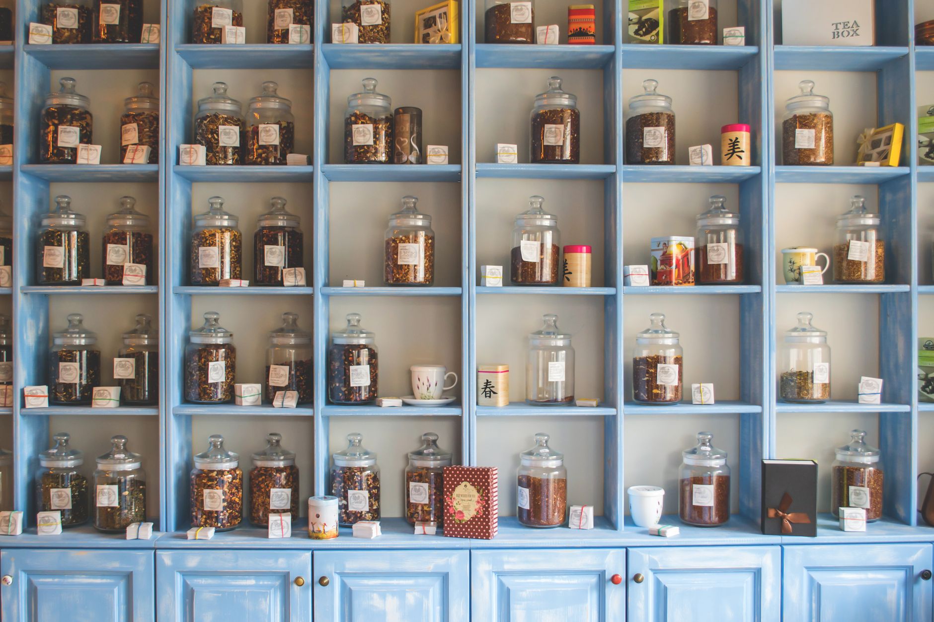A tidy pantry shelf displaying several boxes of pregnancy‑friendly herbal teas, each labeled with clear branding and ingredient lists, soft daylight spilling over the arrangement