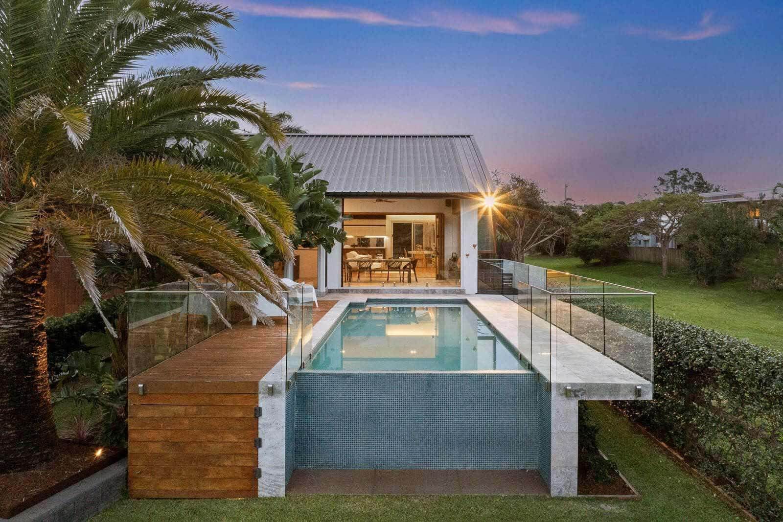Merging indoors and out. As the sun sets, the rear walls disappear, transforming the pool deck into an active extension of the living room—perfect for barefoot coastal evenings.