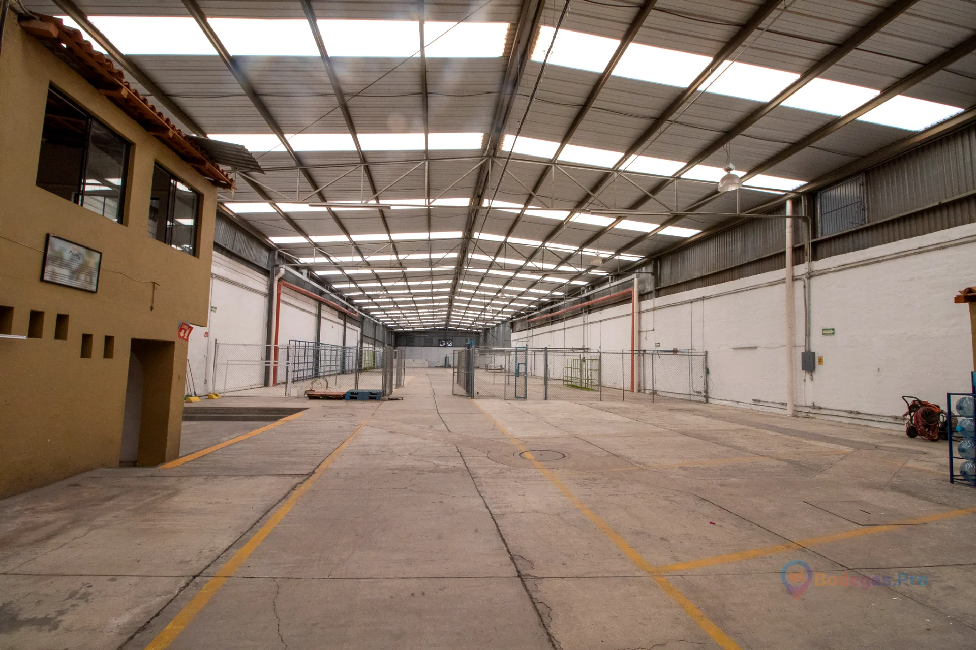 Bodega Industrial con Oficinas de 1,759m² en Renta, Zapopan, Jalisco