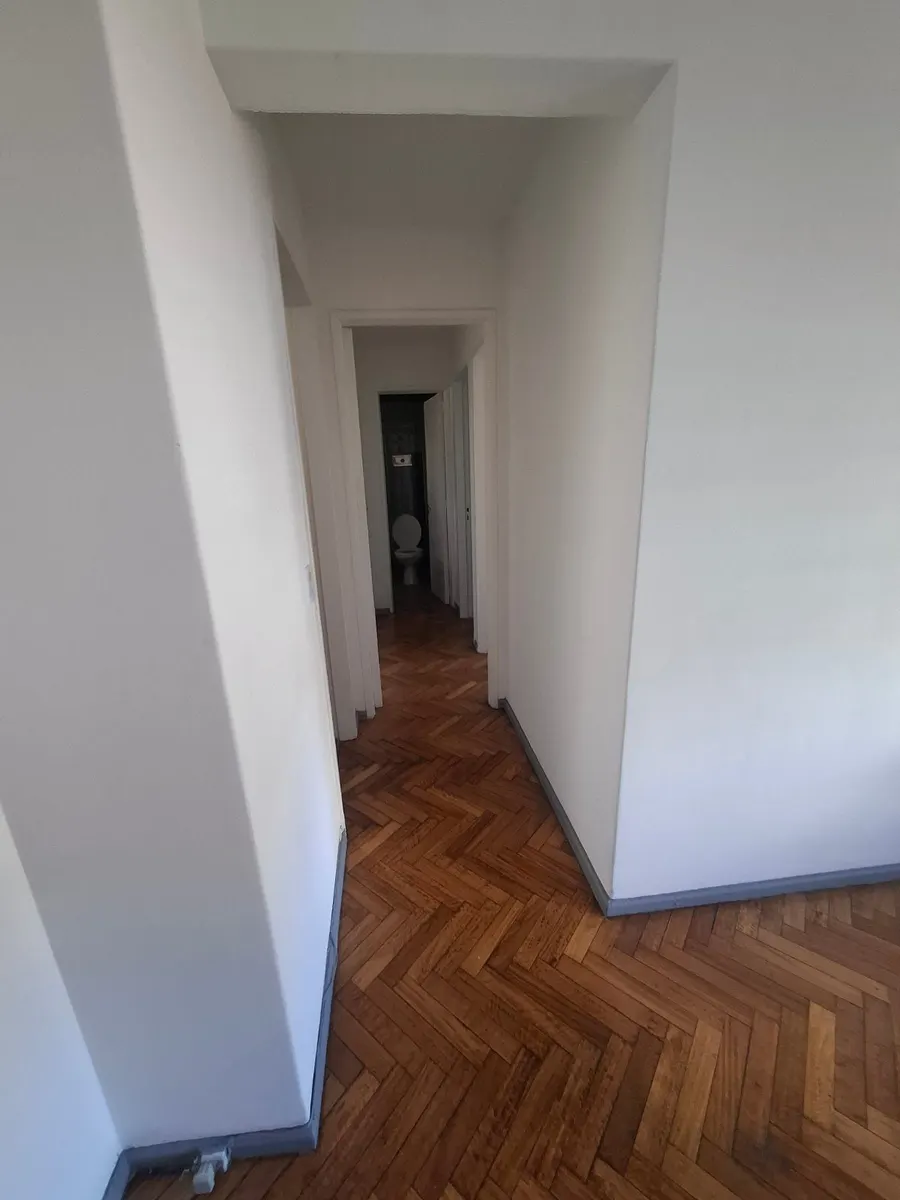 Habitación con cama 2 plazas y TV en Balvanera
