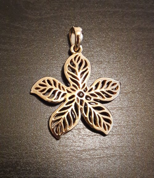 Flower-shaped pendant in gold color