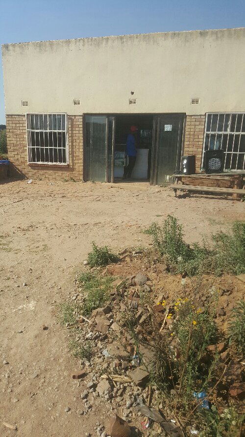 Well ventilated shop for sale, sewer, water, electricity available located