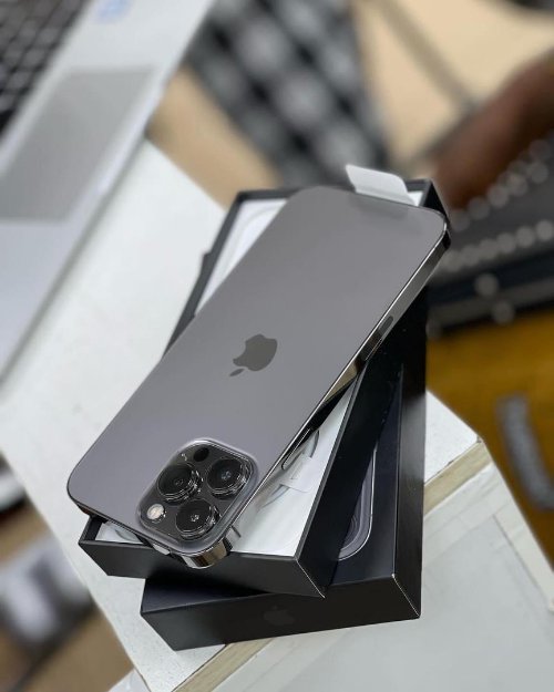 Les caractéristiques. apple: iphone 13 pro 256gb Écran, cadre, arrière