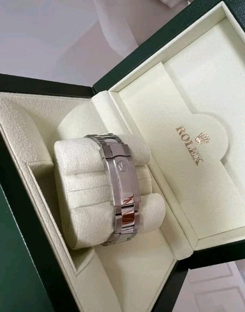 Montre Rolex très Bon Etat à vendre sentengcecillie@gmail.com