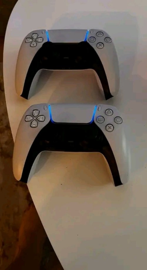 Ich verkaufe dieses schöne PS5-Los Eine PS5 mit Festplatte, 2