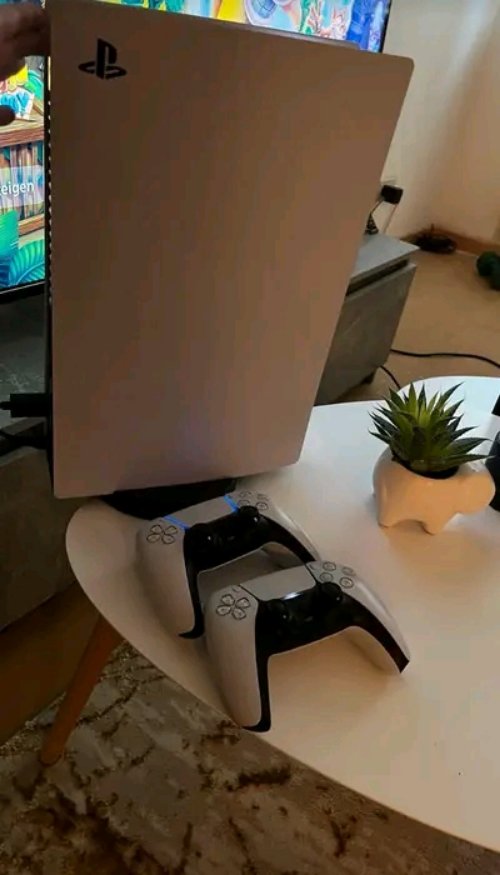 Ich verkaufe dieses schöne PS5-Los Eine PS5 mit Festplatte, 2