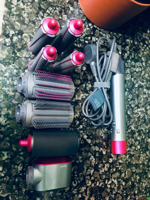 Hallo, ich verkaufe ein neues Original Dyson Airwrap komplett nie