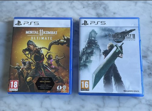 Hallo, ich verkaufe meine PlayStation 5 Disc-Version mit zwei Hüllen