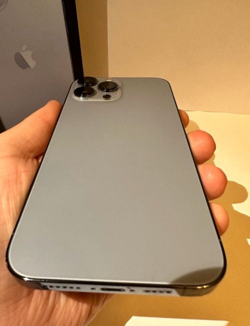 Hallo, durch eine Neuanschaffung verkaufe ich mein Apple iPhone 13
