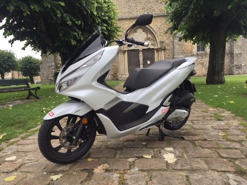 Motor: Einzylinder-Viertaktmotor, einzelne obenliegende Nockenwelle, 2 Ventile, flüssigkeitsgekühlt Hubraum: 124,9