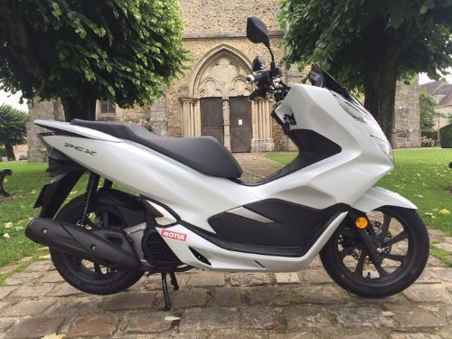 Motor: Einzylinder-Viertaktmotor, einzelne obenliegende Nockenwelle, 2 Ventile, flüssigkeitsgekühlt Hubraum: 124,9