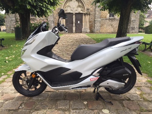 Motor: Einzylinder-Viertaktmotor, einzelne obenliegende Nockenwelle, 2 Ventile, flüssigkeitsgekühlt Hubraum: 124,9