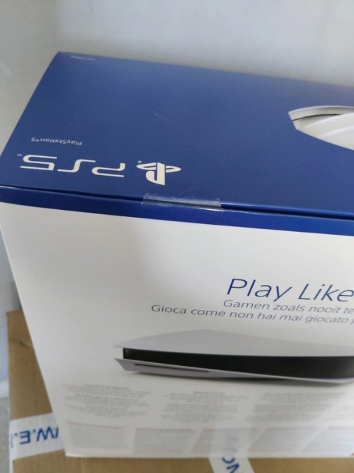 À vendre ma ps5 toute neuve encore seller bon prix