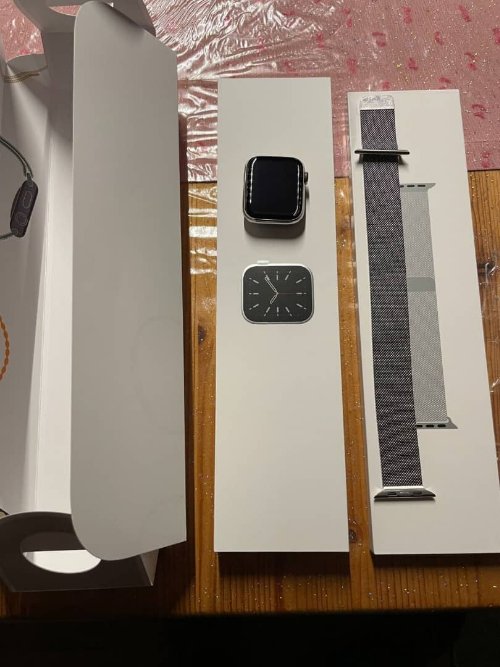 Apple Watch Series 6 44mm Edelstahlgehäuse mit Milanaise Silber Armband