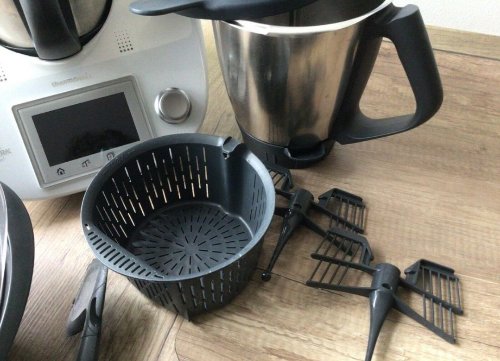 Thermomix TM5 avec 2 pots et accessoires complets intéressé contactez