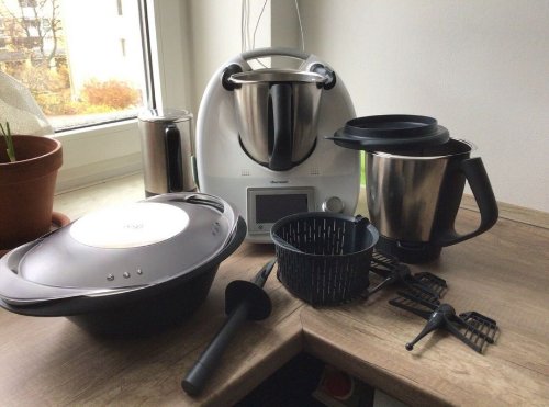 Thermomix TM5 avec 2 pots et accessoires complets intéressé contactez
