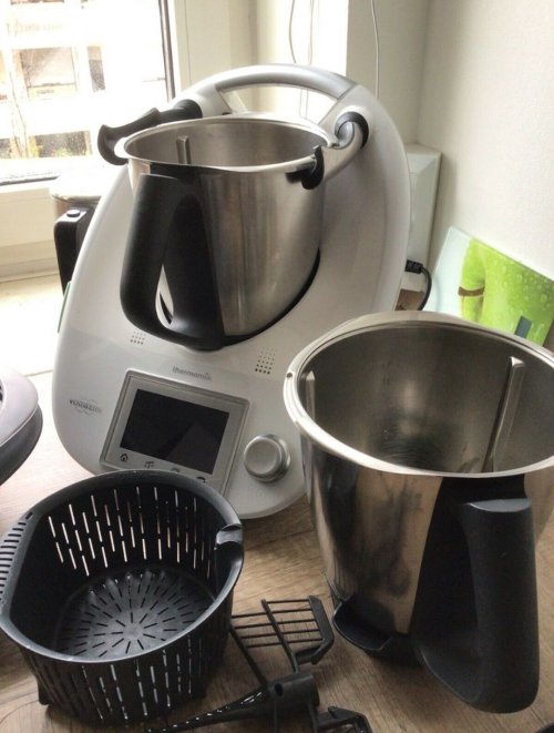 Thermomix TM5 avec 2 pots et accessoires complets intéressé contactez