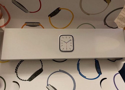 Apple Watch Series 7 45 mm avec bracelet intéressé contactez