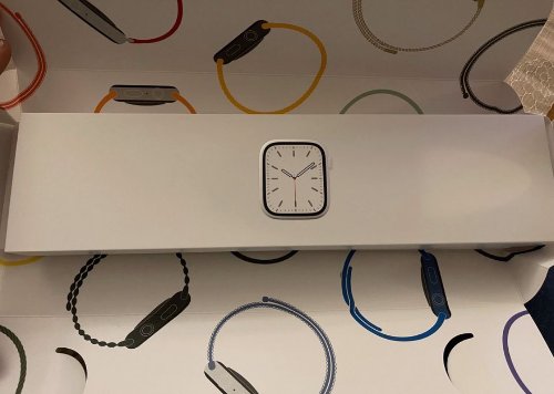 Apple Watch Series 7 45 mm avec bracelet intéressé contactez