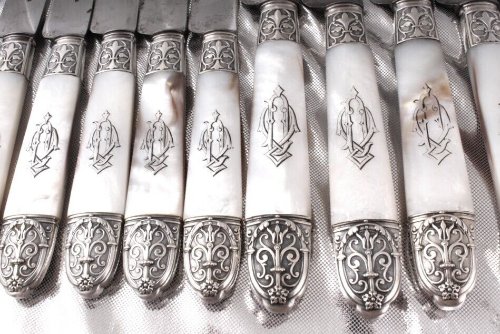 Cette splendide, grande Ménagère de 90 pièces, modèle Renaissance a