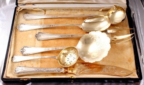 Cette splendide, grande Ménagère de 90 pièces, modèle Renaissance a