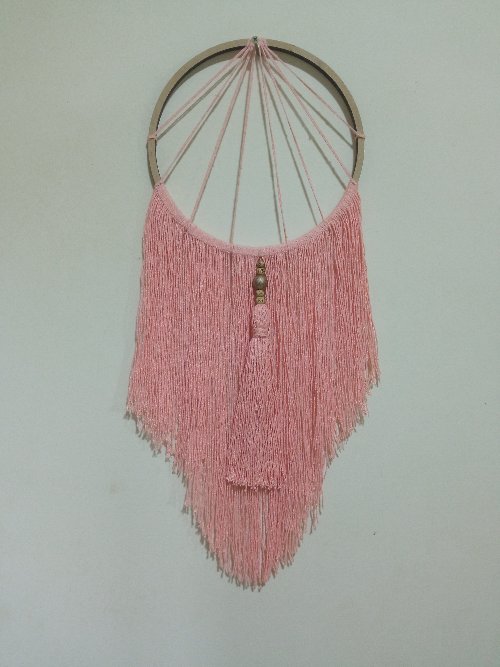 Painel decorativo de macramé Cor: salmão Medidas: 20cm de diâmetro