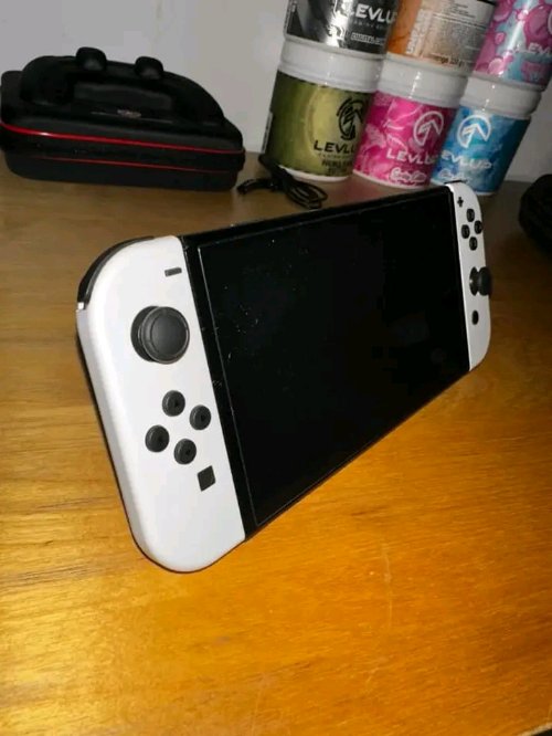 Verkaufe hiermit meine NINTENDO SWITCH OLED wegen nicht gebraucht, spielzeit