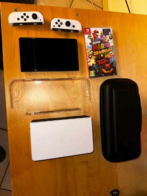 Verkaufe hiermit meine NINTENDO SWITCH OLED wegen nicht gebraucht, spielzeit