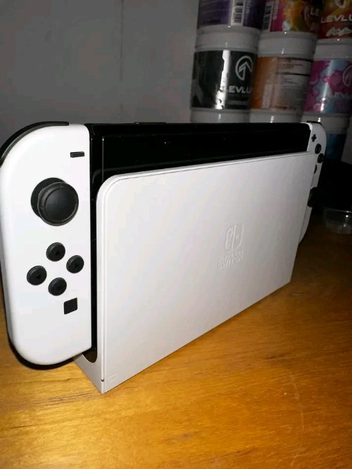 Verkaufe hiermit meine NINTENDO SWITCH OLED wegen nicht gebraucht, spielzeit