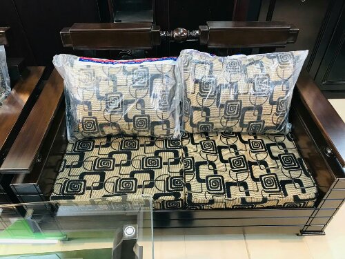 মালয়েশিয়ান MDF প্রসেস কাট দ্বারা নির্মিত বক্স সোফা বিক্রয় হইবে