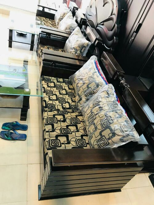 মালয়েশিয়ান MDF প্রসেস কাট দ্বারা নির্মিত বক্স সোফা বিক্রয় হইবে