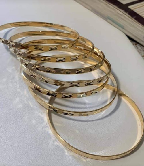 Pulseras seminario de oro 18kilates,van 7 están preciosas. Más información