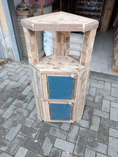 Angoliera costruito a mano con vari tipi di legno alto