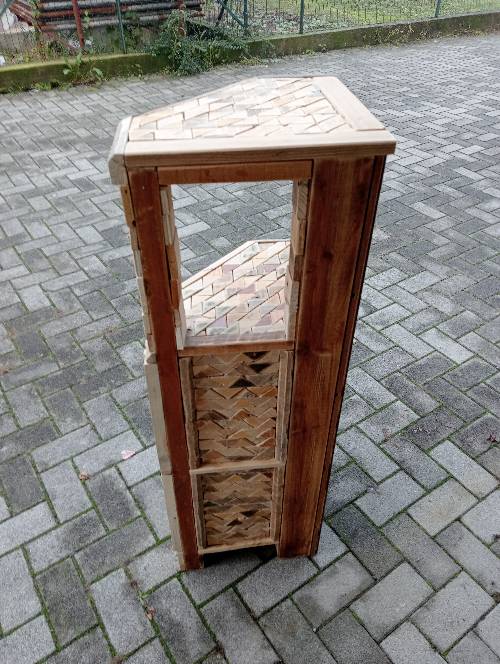 Angoliera costruito a mano con vari tipi di legno alto