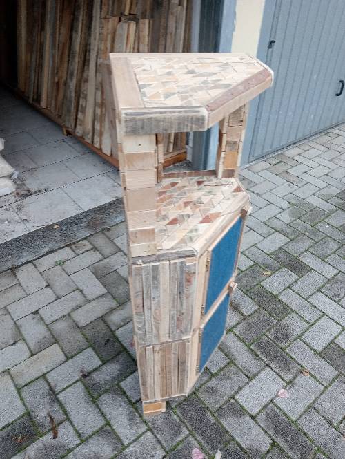 Angoliera costruito a mano con vari tipi di legno alto