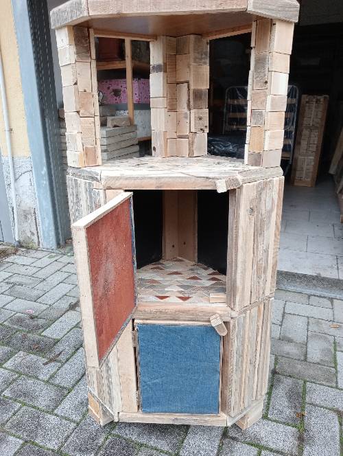 Angoliera costruito a mano con vari tipi di legno alto
