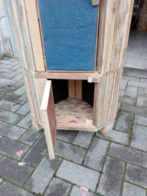 Angoliera costruito a mano con vari tipi di legno alto