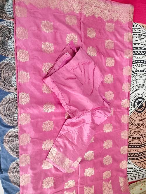 পুরাতন কাতান শারি।ব্লাউজ সহ।মাত্র এক দিন পরেছি।একদম নতুন ই আছে।