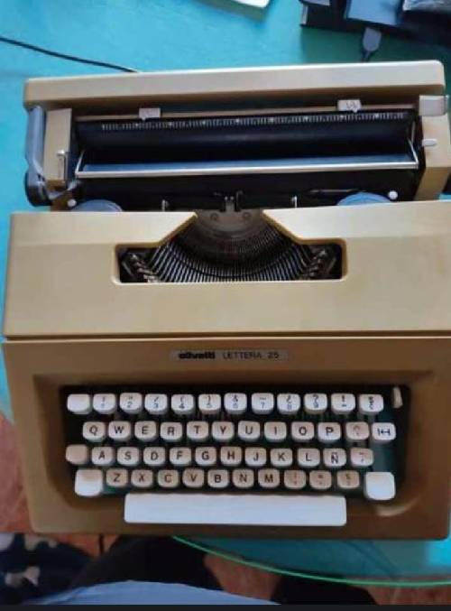 Maquina de escribir olivetti LETTERA 25