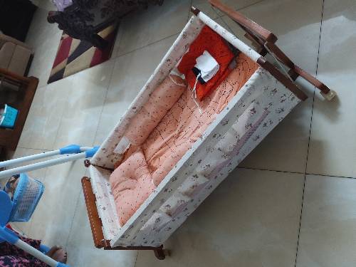 Swinging baby cot. Age - 0 to 6 months. Used