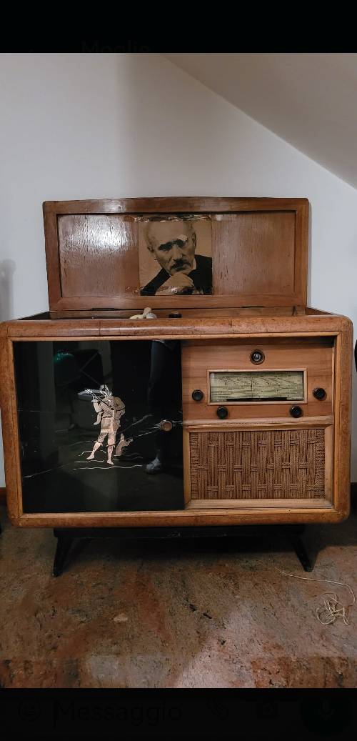 Mobile in noce con bar radio e giradischi per dischi