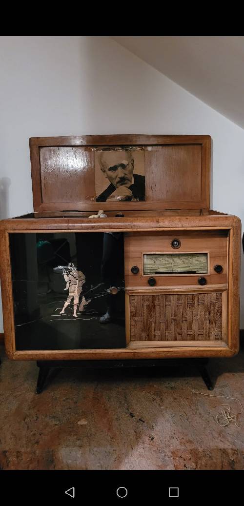 Mobile in noce con bar radio e giradischi per dischi