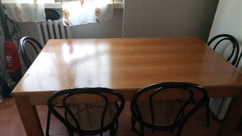 Vendo tavolo da cucina con4 sedie in ferro 70€ per