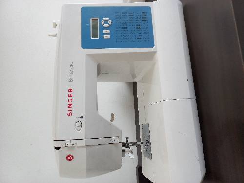 Singer 6160 sewing machine in great condition barely used