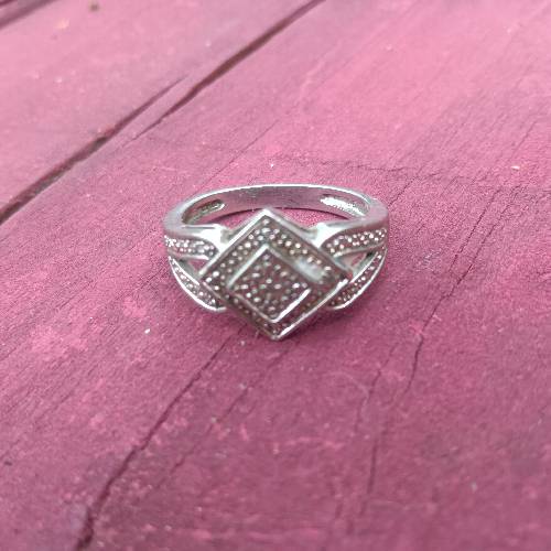 Here is a great buy this white gold ring. Buy