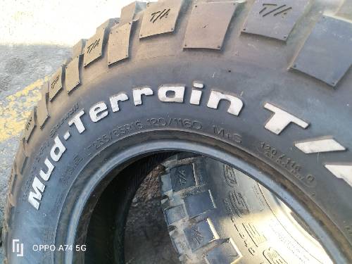 2X 235/85/16 BFGOODRICH km2